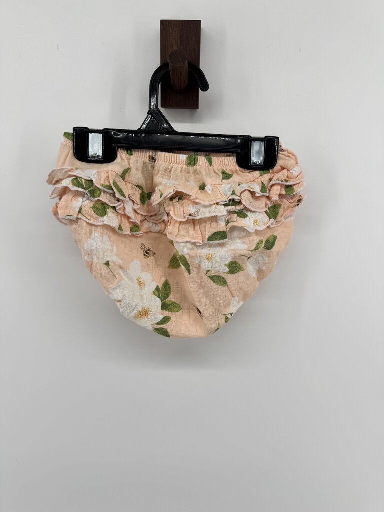 NWT white flowers and bumble bees