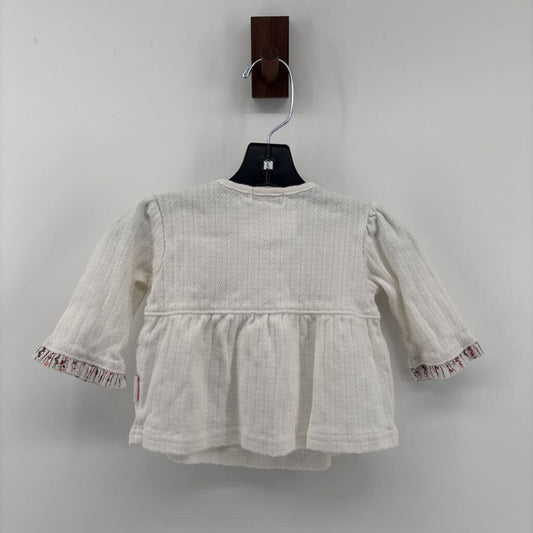 3 buttons & bow on chest