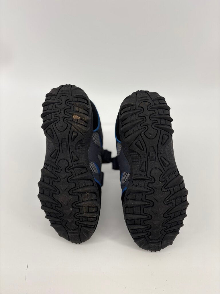 2 velcro straps, mesh, black and blue details