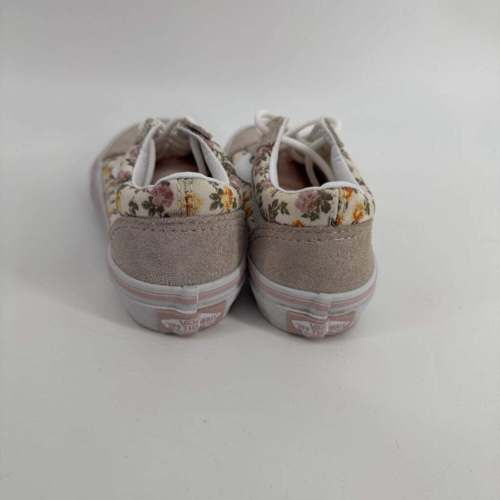 Floral, laces up