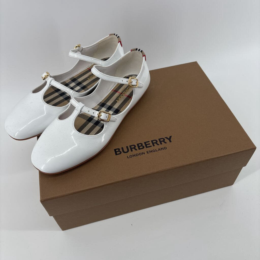 Burberry Round Toe Ballerina