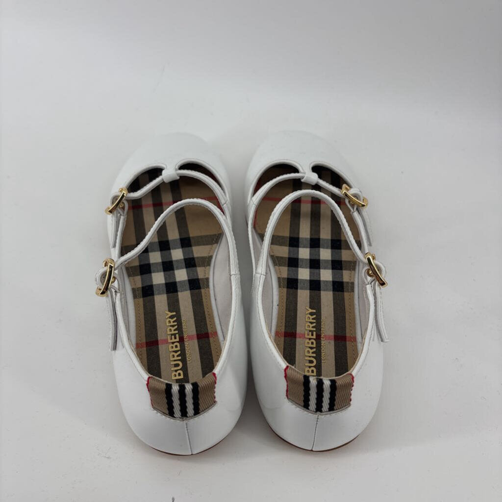 Burberry Round Toe Ballerina
