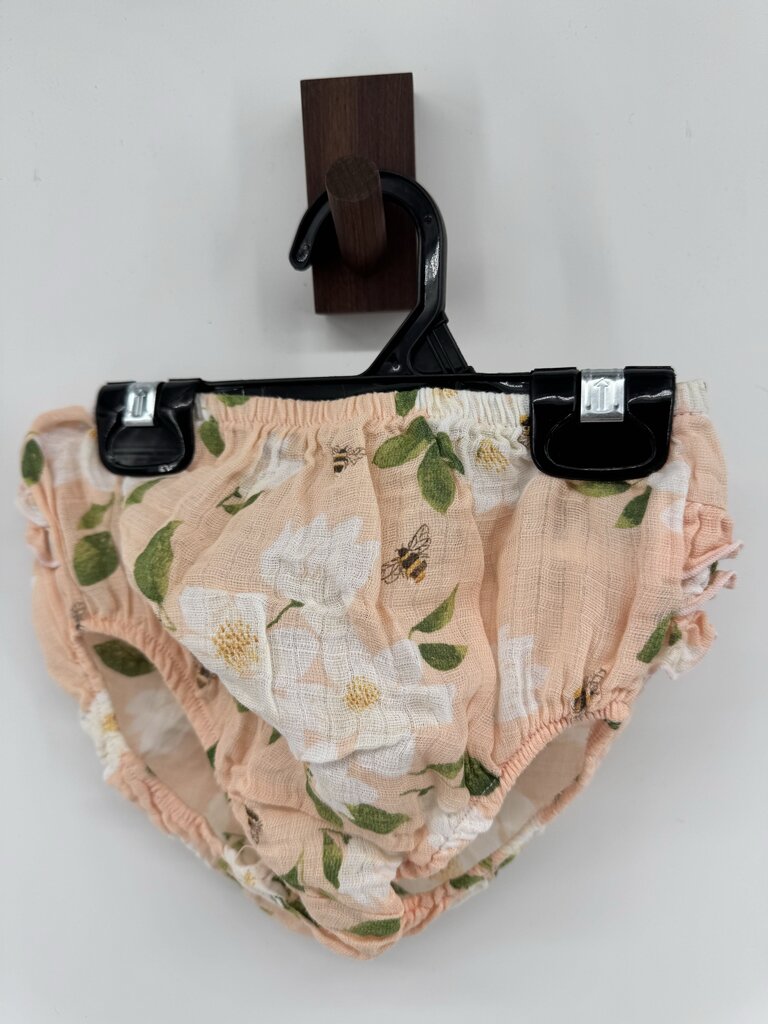 NWT white flowers and bumble bees