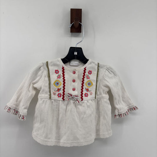 3 buttons & bow on chest