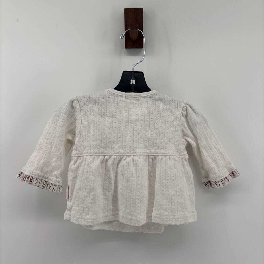 3 buttons & bow on chest