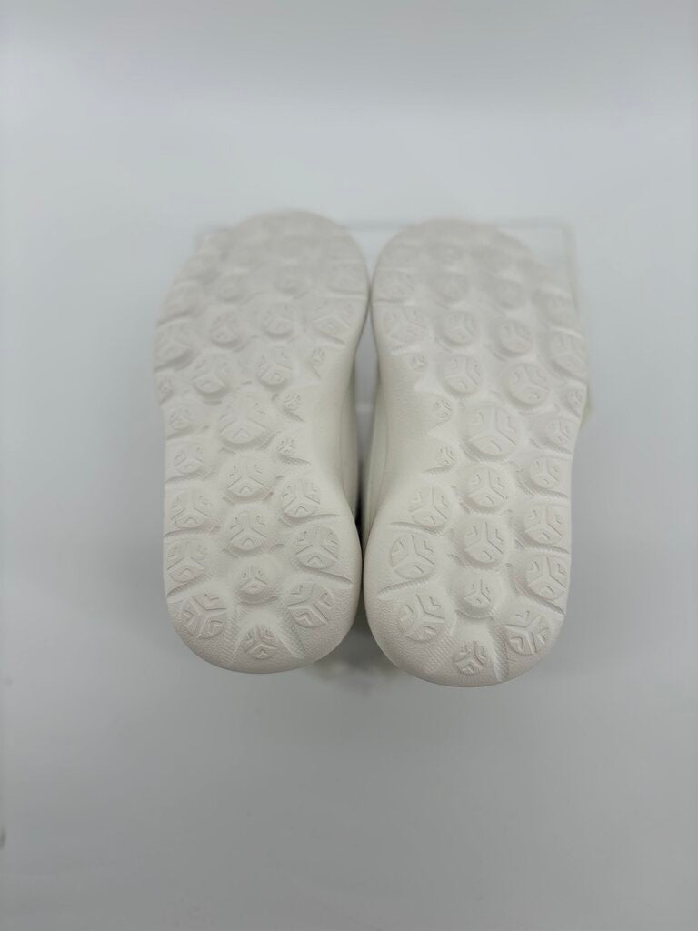 *LR* slip on, pink details