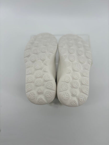 *LR* slip on, pink details