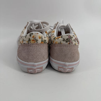Floral, laces up
