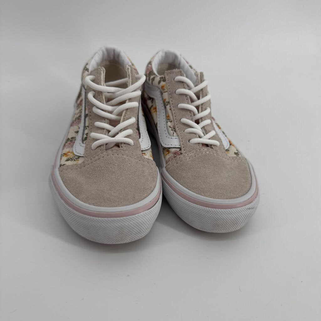 Floral, laces up