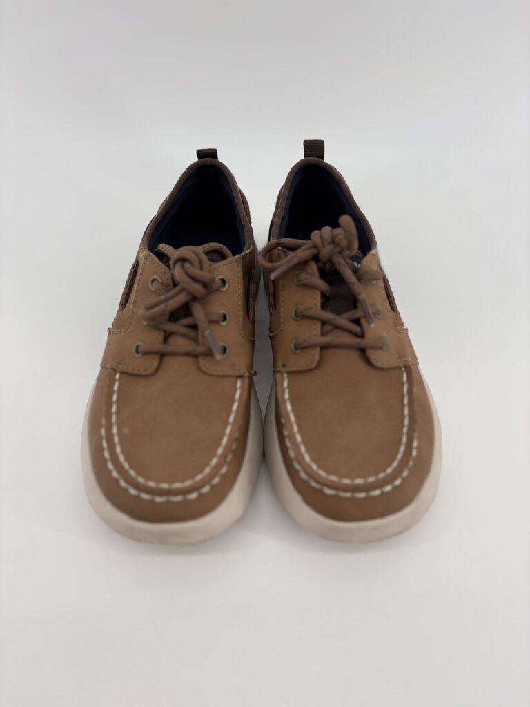 lace up boat shoe