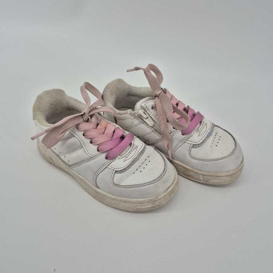 lace up sneaker