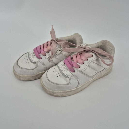 lace up sneaker