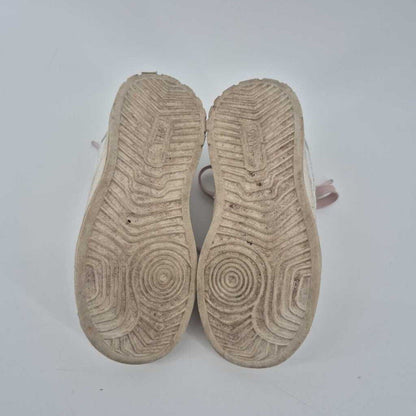 lace up sneaker