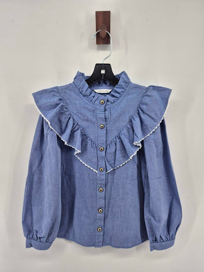 Ruffle neck, gold buttons