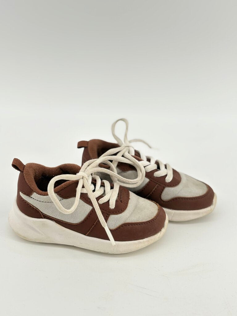 Lace up sneaker