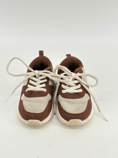 Lace up sneaker