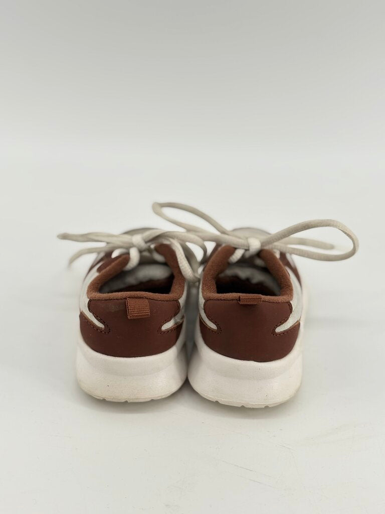 Lace up sneaker