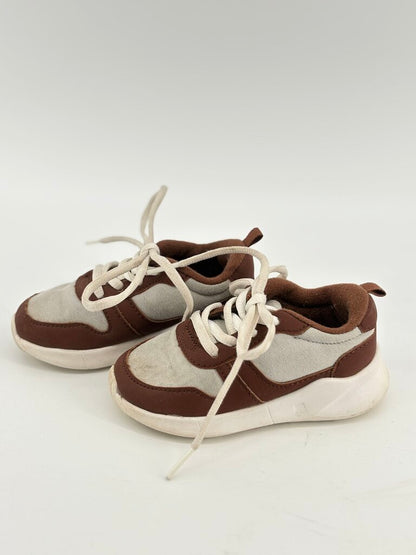Lace up sneaker