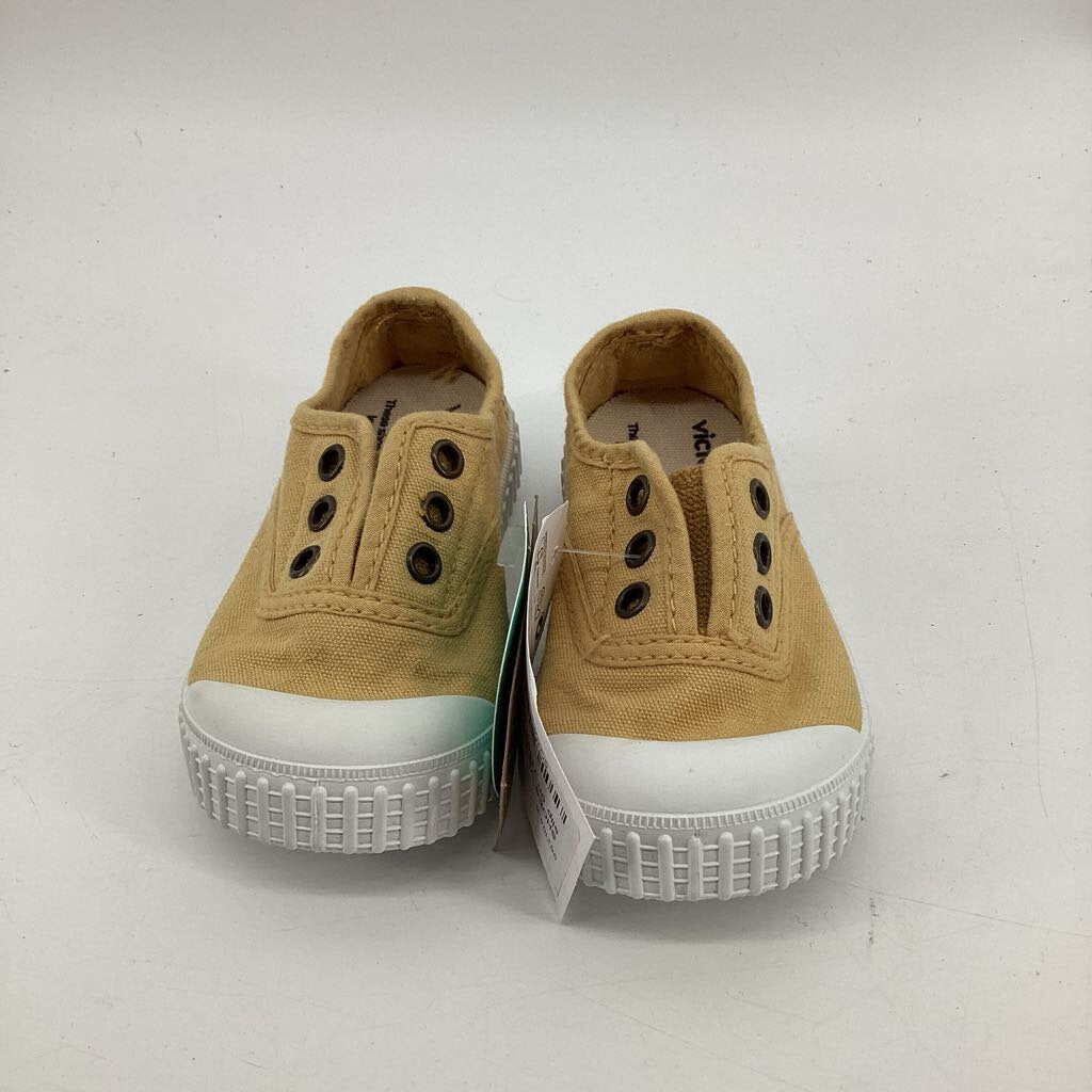 tags on, slip on