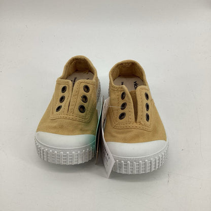 tags on, slip on