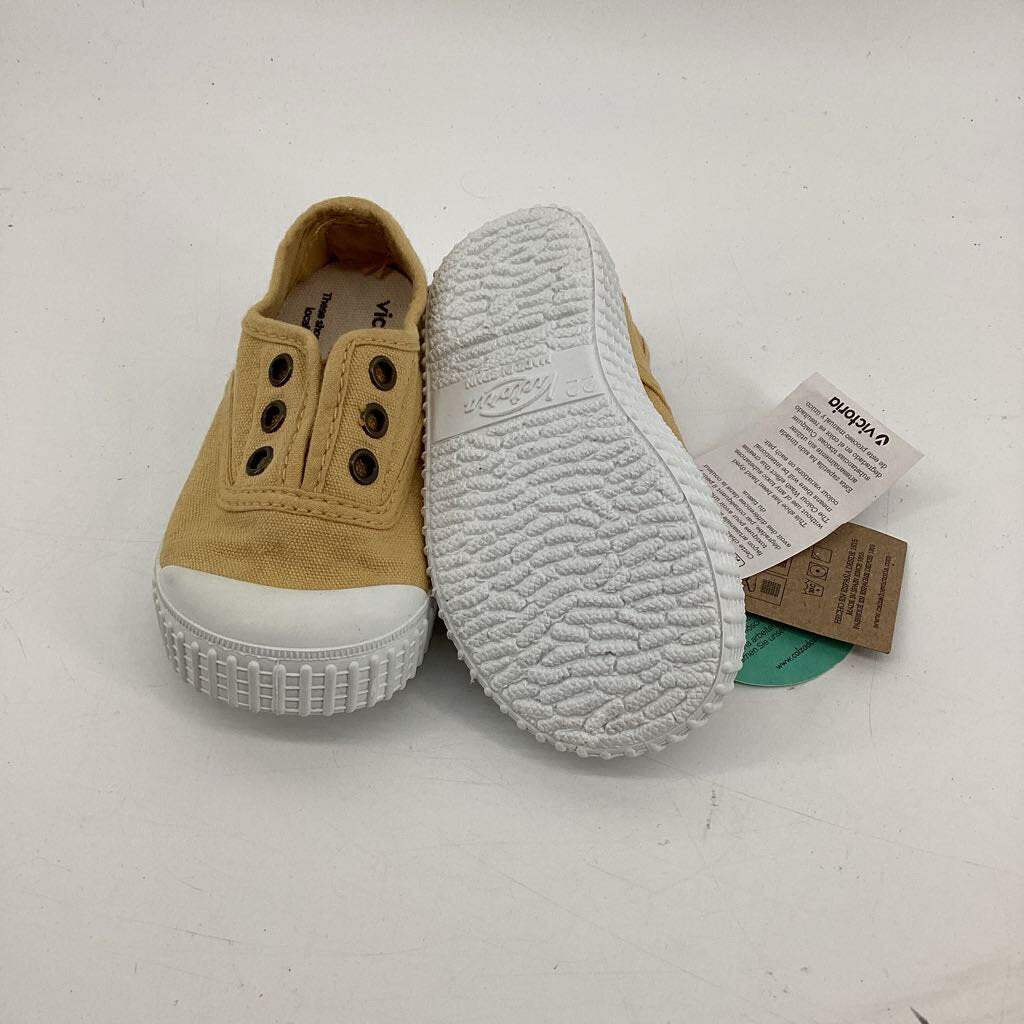 tags on, slip on