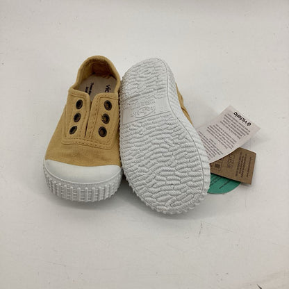tags on, slip on